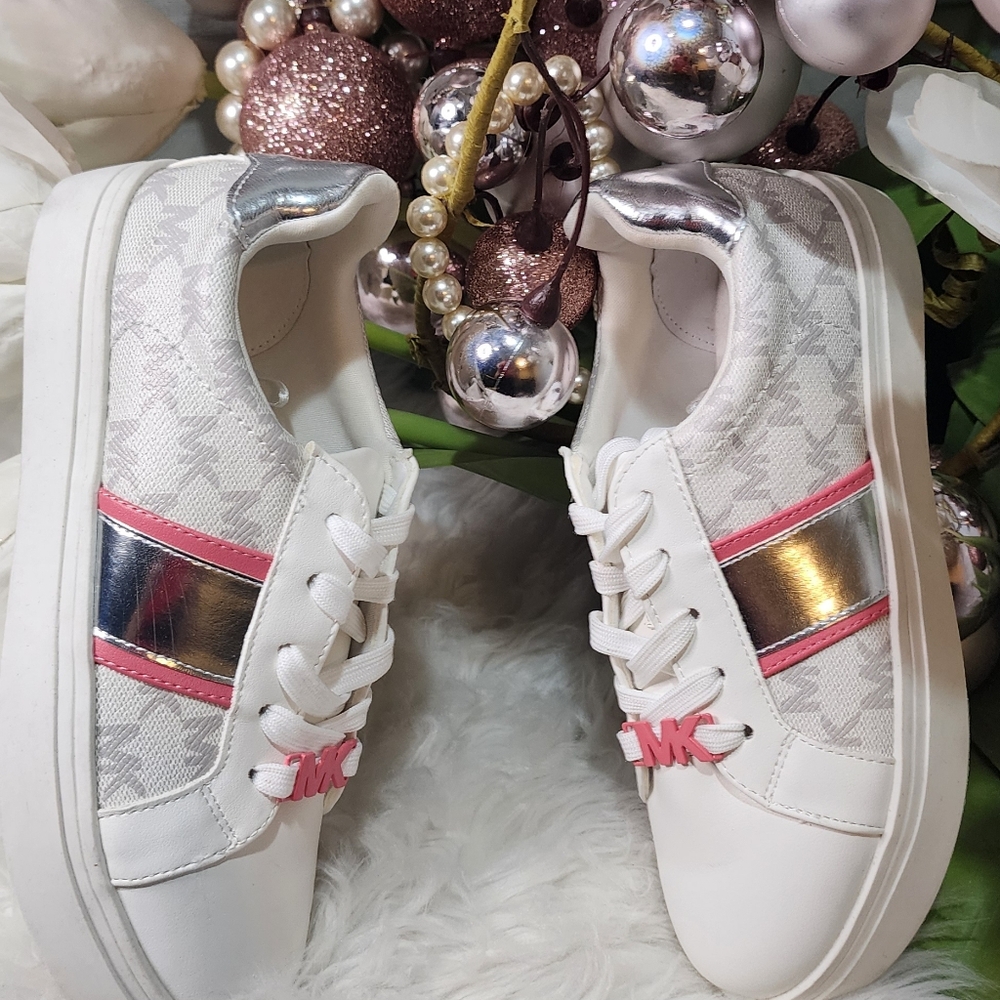 Michael Kors womens Sneaker size7 new